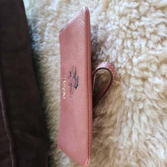 NWOT Disney X Coach Rollerblading Minnie Mouse Salmon Pink Wristlet ๐ ๐ผ๐ญ - Picture 6 of 14